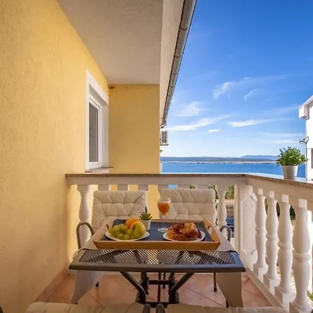 Mit Terrasse Und Meerblick By Interhome דירה