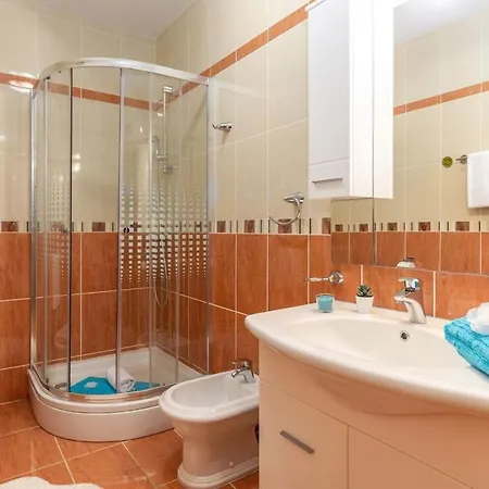 Mit Terrasse Und Meerblick By Interhome דירה *