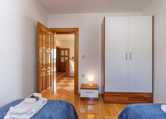 Mit Terrasse Und Meerblick By Interhome